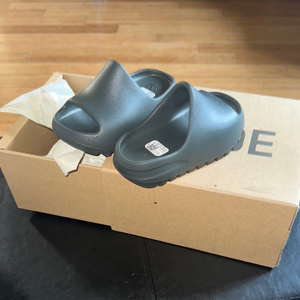 NIB YEEZY SLIDES ‘DAKONY’ | TODDLER 10K